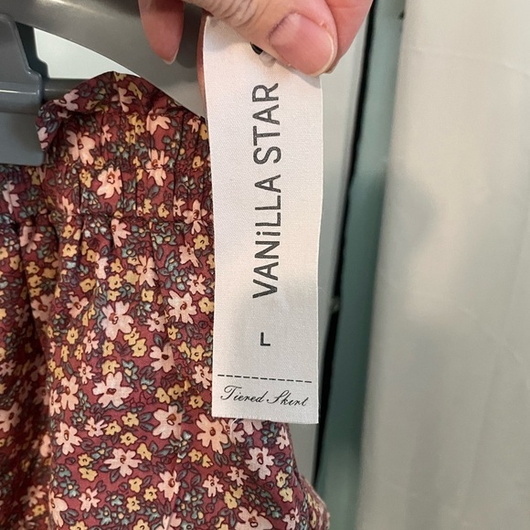 VANILLA STAR NWT Double Tier Pleated Floral Skirt Size Large - Picture 2 of 9
